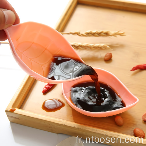 Mini dégustation d&#39;assaisonnement plat plongeant des bols sauce huile de vinaigre ketchup plat